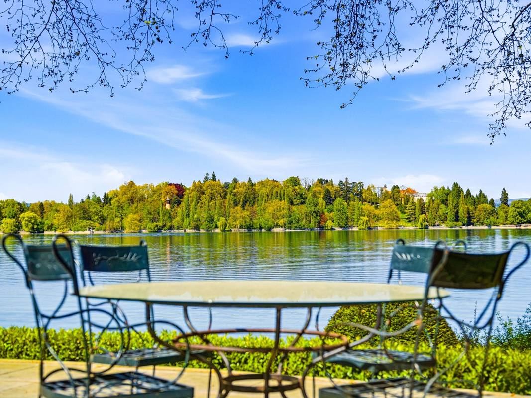 Terrasse mit Blick auf den See