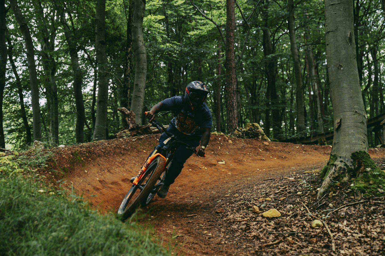 Mountainbiker in der Kurve auf dem Waldtrail